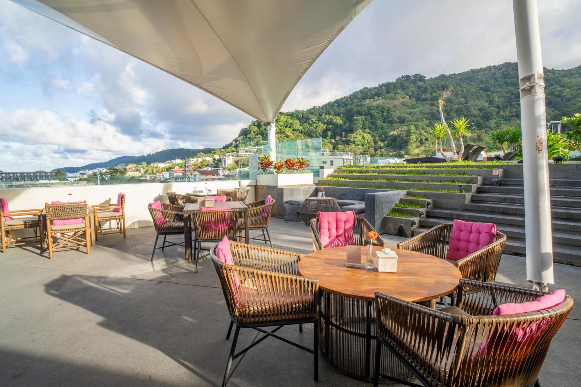 Journeyhub Phuket Patong Hotel Bagian luar foto