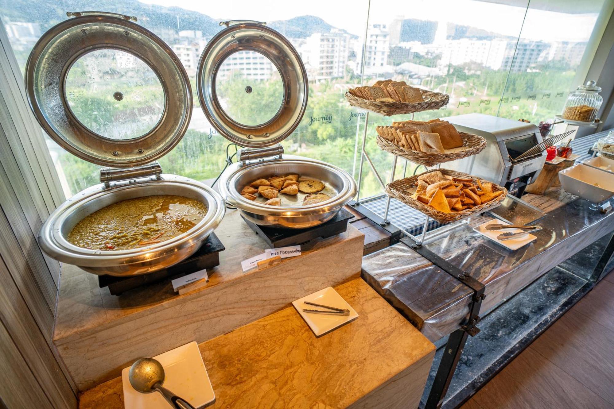Journeyhub Phuket Patong Hotel Bagian luar foto