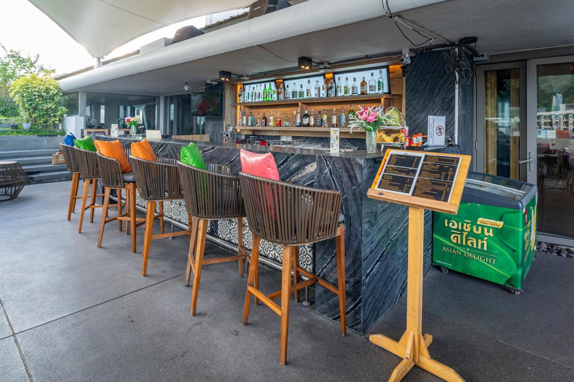 Journeyhub Phuket Patong Hotel Bagian luar foto