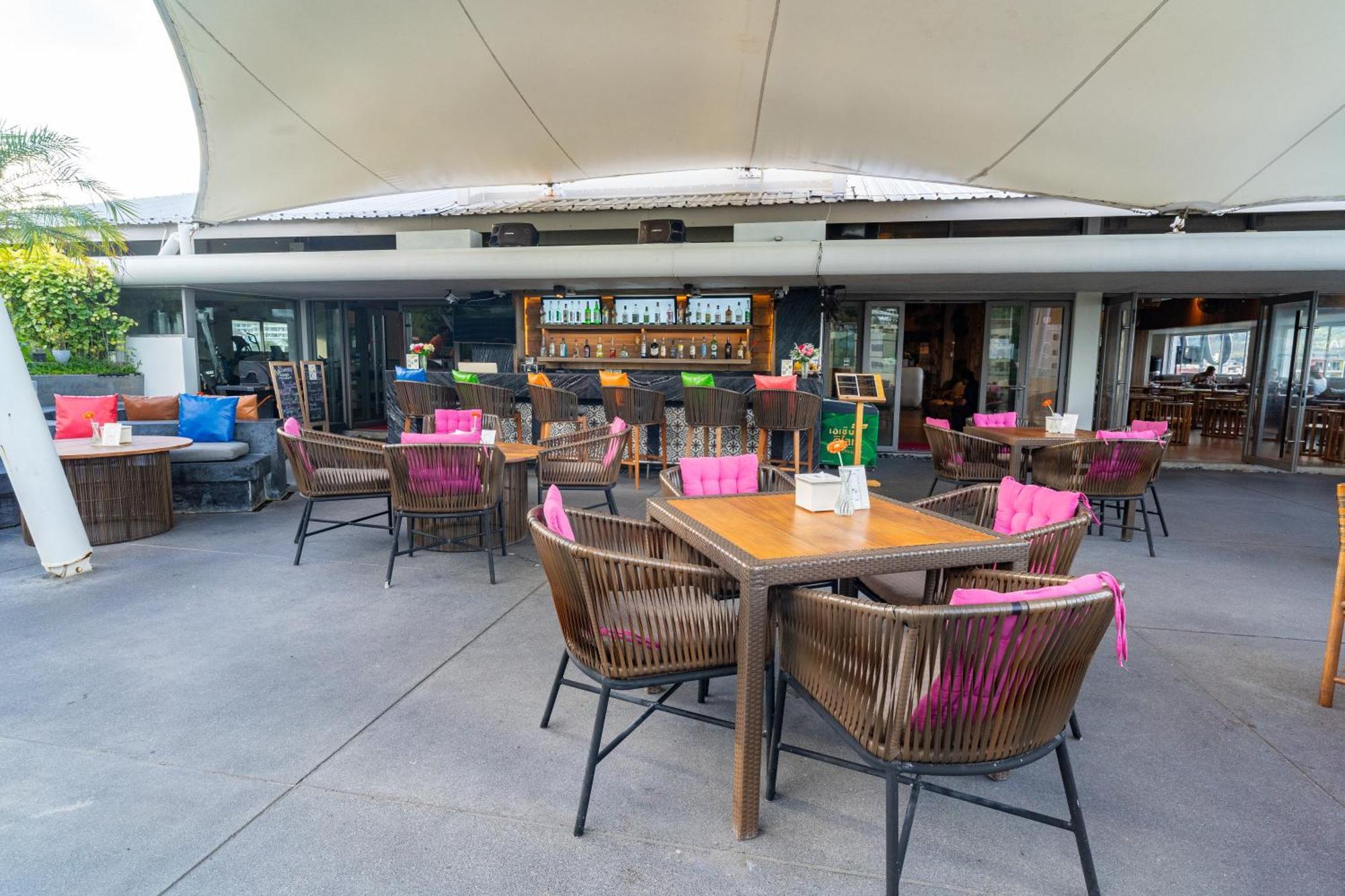 Journeyhub Phuket Patong Hotel Bagian luar foto