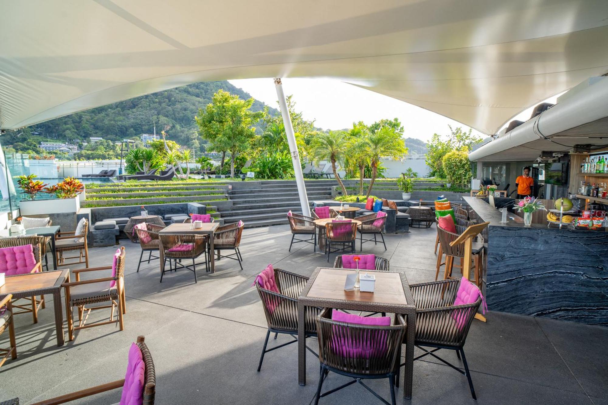Journeyhub Phuket Patong Hotel Bagian luar foto