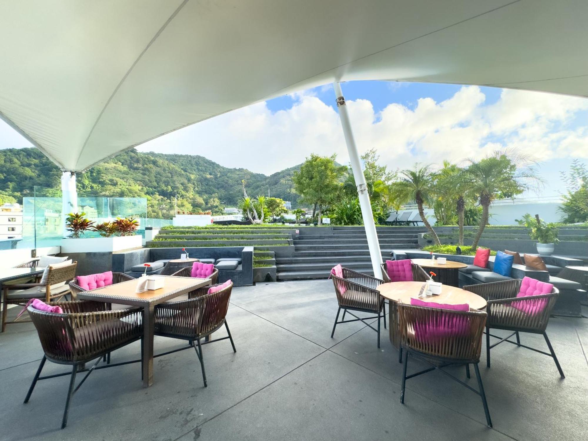 Journeyhub Phuket Patong Hotel Bagian luar foto