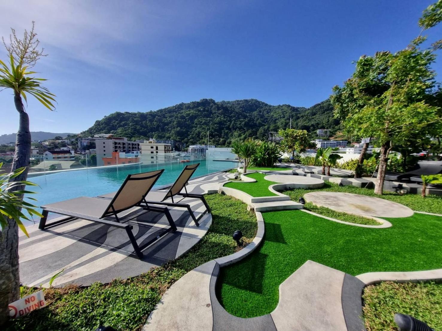 Journeyhub Phuket Patong Hotel Bagian luar foto