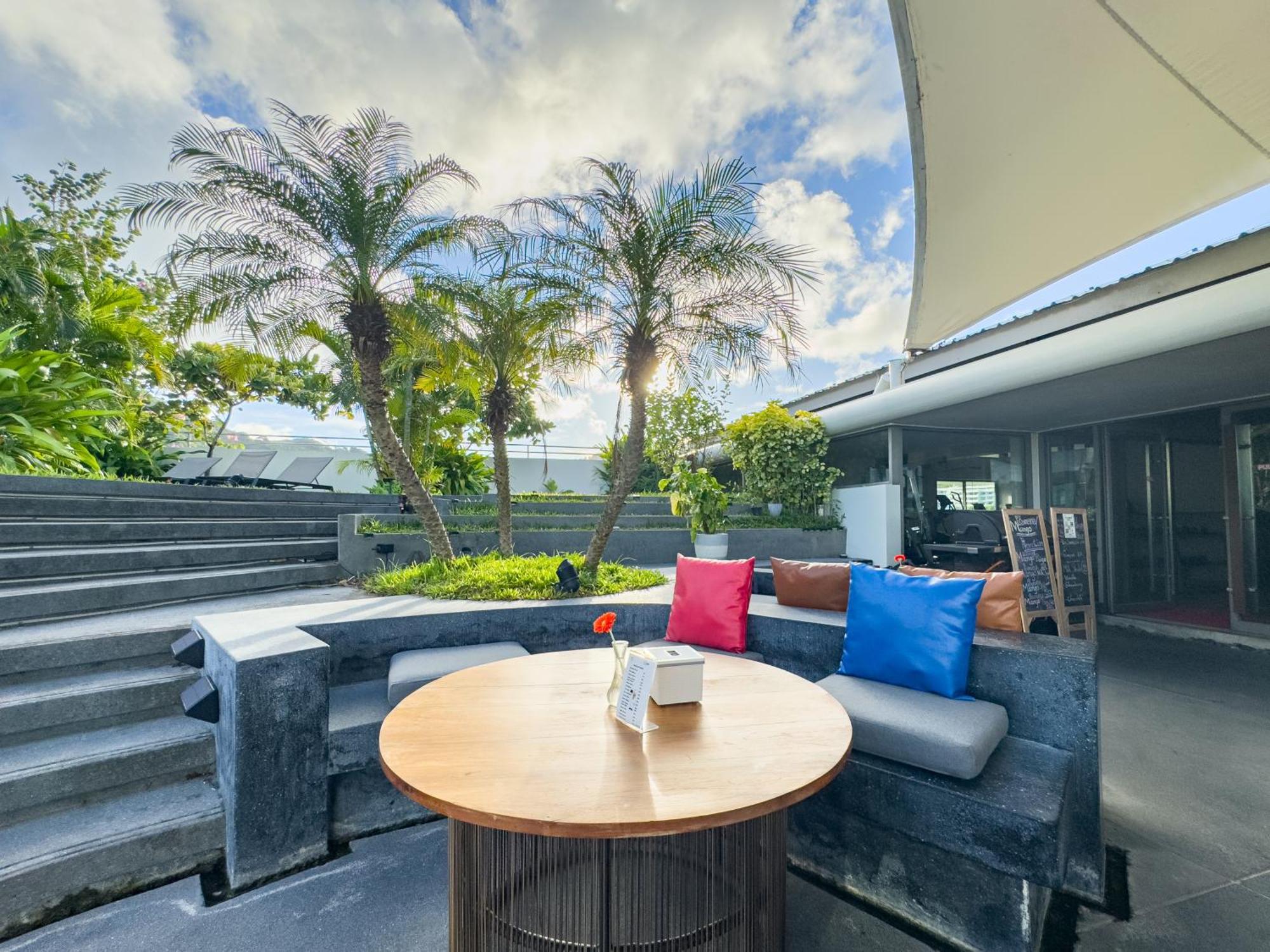 Journeyhub Phuket Patong Hotel Bagian luar foto
