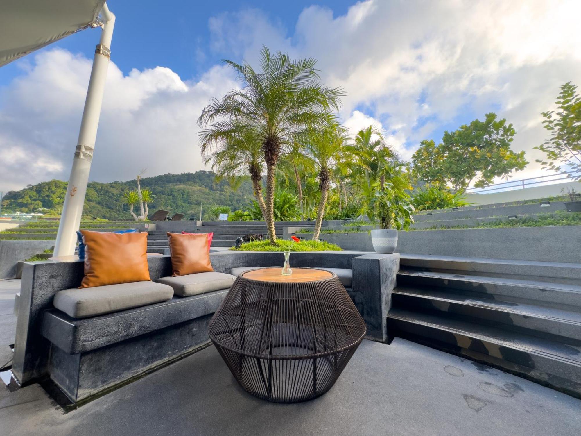 Journeyhub Phuket Patong Hotel Bagian luar foto
